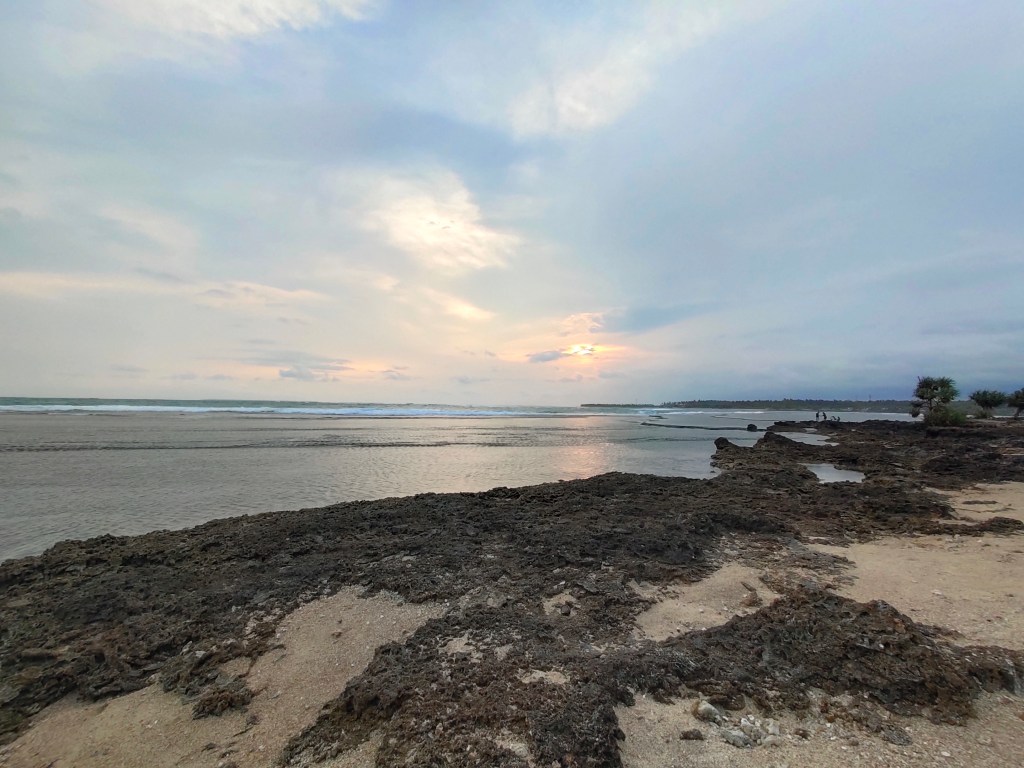 Pantai Binuangeun Indah dengan hamparan karang di pesisirnya, destinasi tersembunyi di Banten.