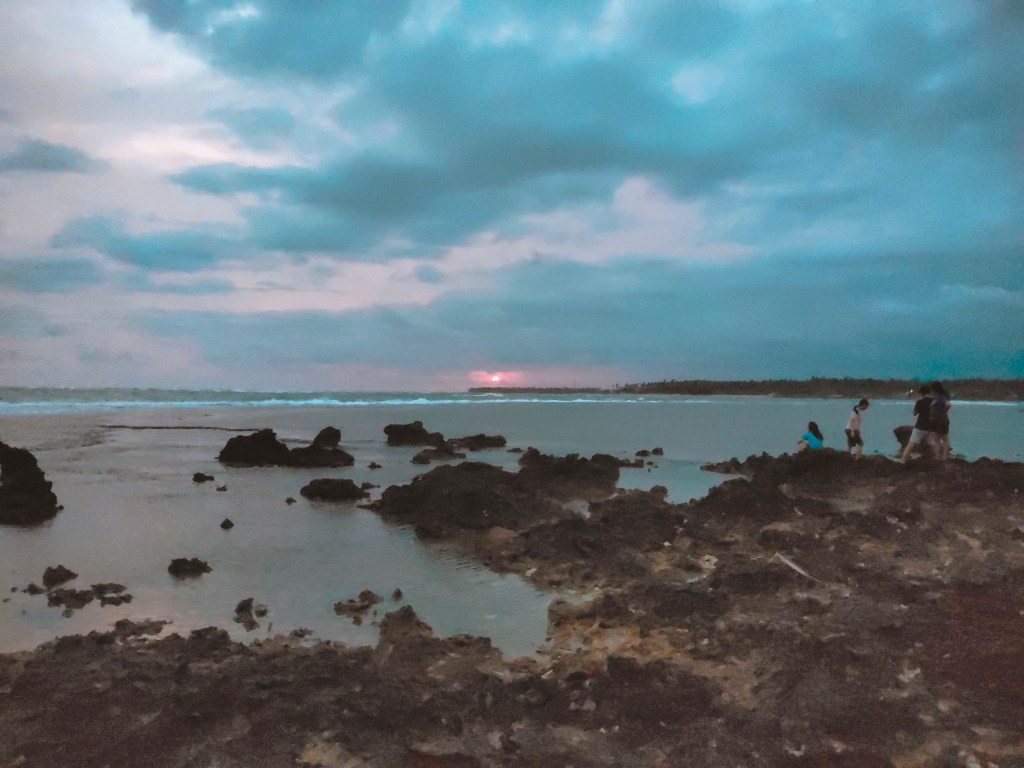 Pantai Binuangeun Indah dengan hamparan karang di pesisirnya, destinasi tersembunyi di Banten.